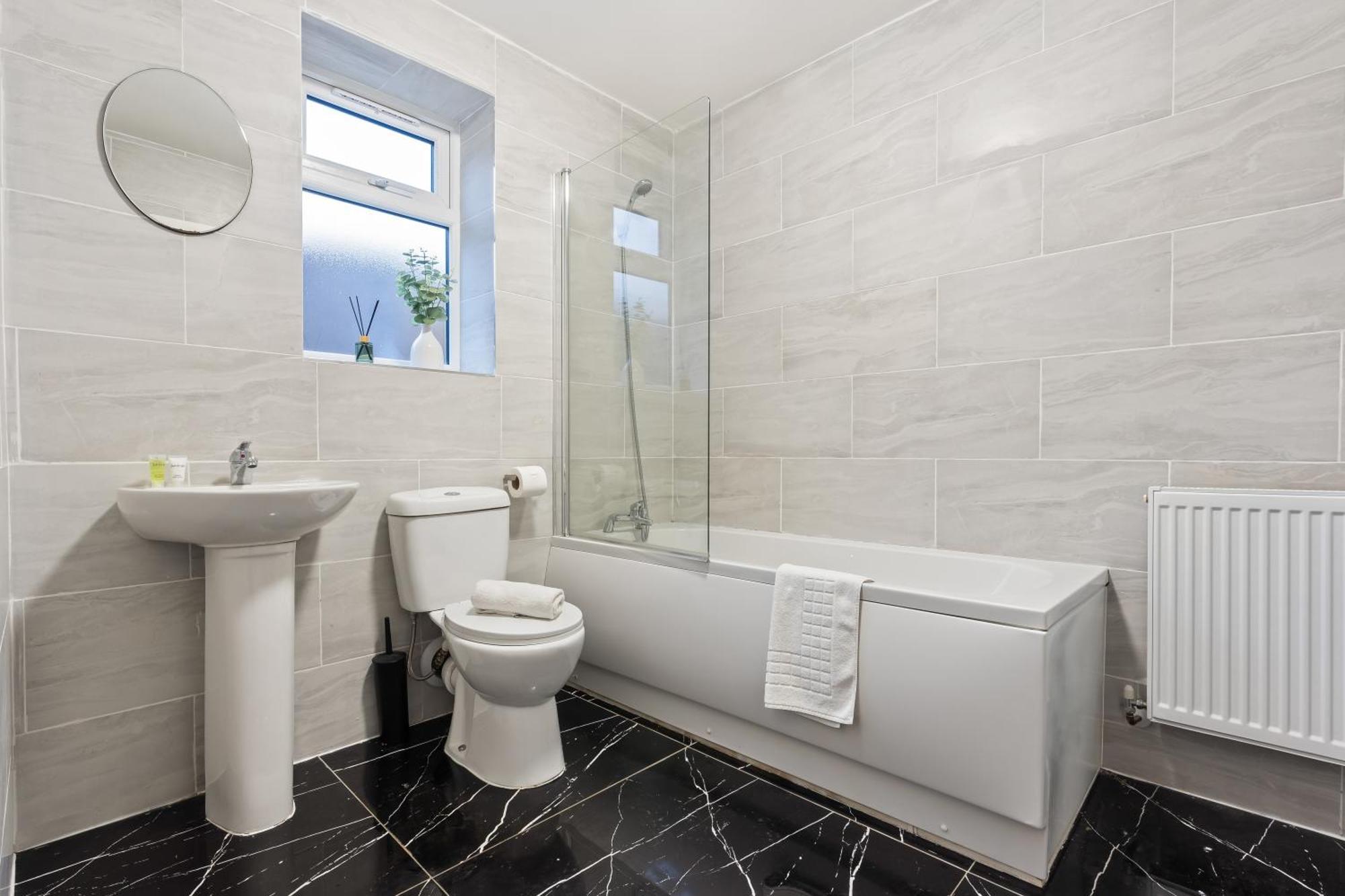 Stylish New Apartment - Free Wifi & Netflix - Top Rated - 3Mh Cradley Heath Kültér fotó